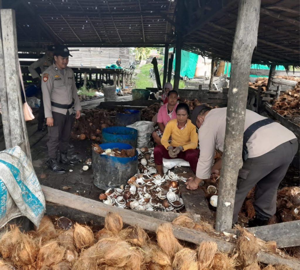 Polisi Sampaikan Pesan Kamtibmas Pemilu Damai 2024 Sambil Congkel Isi Kelapa di Kuala Kampar